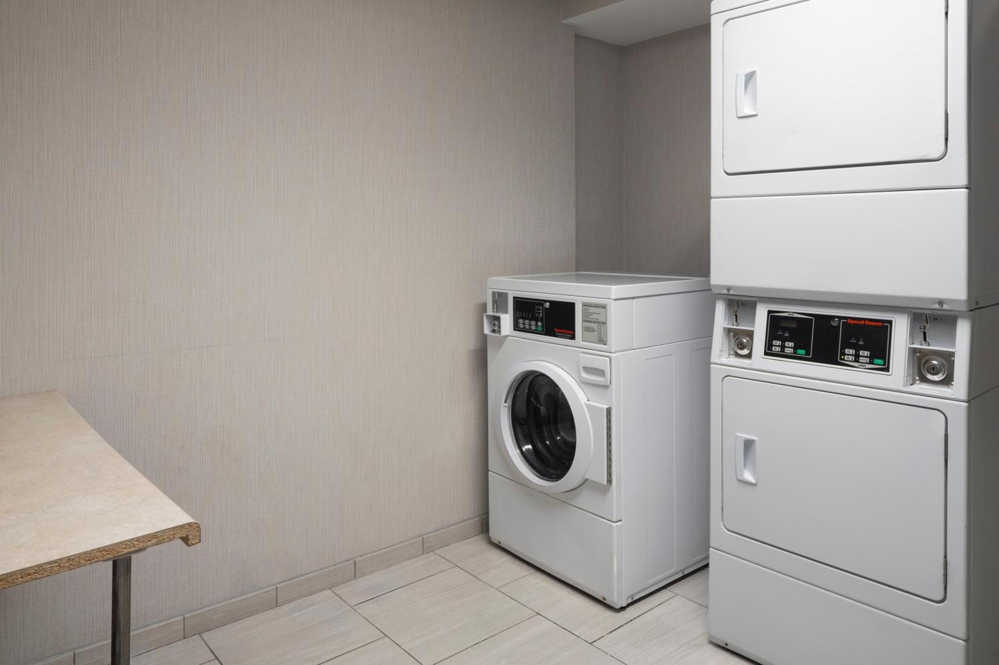 Hampton Inn & Suites Yonkers - Westchester Екстериор снимка